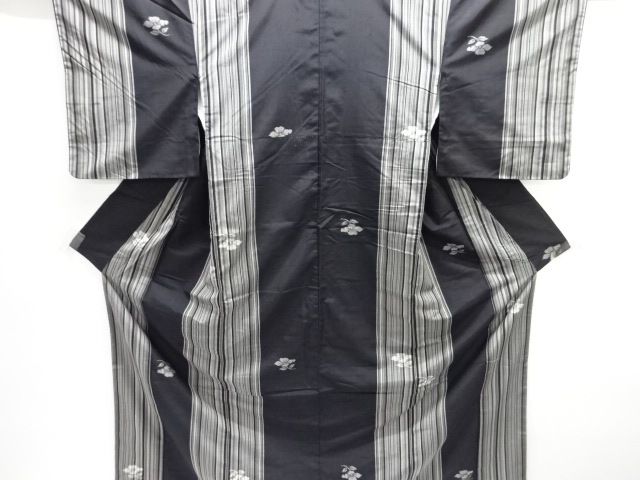 縞に花模様織り出し縦節紬着物